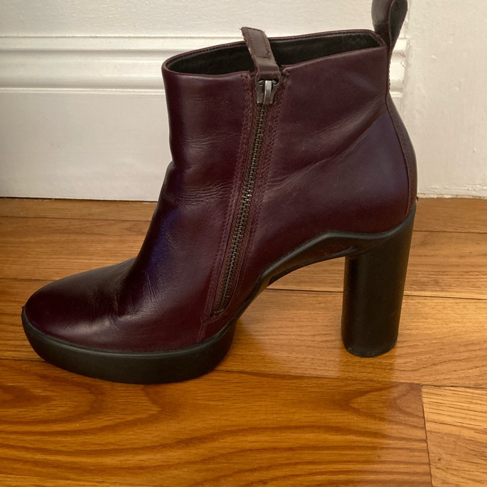 ECCO women’s ankle boots, size 7. Purple/burgundy and black.